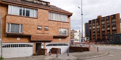 En arriendo apartamento de 98 m² ubicado en Puente Largo, piso 1 remodelado, con vista exterior, buena iluminación natural y pisos laminados; consta de una amplia sala-comedor con chimenea, cocina tipo americano a gas, zona de lavandería, 2 habitaciones con closet, la principal con baño privado y adicionalmente 1 baño de alcobas, estudio y 1 parqueadero cubierto con servidumbre. Edificio inteligente con excelentes ubicación, cerca de la estación de Transmilenio Puente Largo y al Centro Comercial Iserra 100; vías de acceso Av. Suba, Carrea 53, Calle 100 y Calle 106.