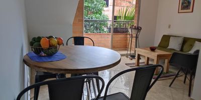 Se vende apartamento duplex en el barrio Entreamigos en sabaneta, ubicado en el piso 4, La propiedad cuenta con 2 habitaciones, 2 baños y 1 puesto de estacionamiento. Fue construida en el año 2020 y tiene una superficie total de 67.4 m². La condición del inmueble es buena y tiene un costo de administración de $60,000. La ubicación es céntrica y estratégica, con fácil acceso a servicios y comercios en la zona. La propiedad se encuentra en buen estado y es ideal para quienes buscan comodidad y practicidad en un entorno residencial tranquilo.