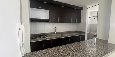 En arriendo amplio apartamento ubicado en el sector de Maraya, Pereira, una zona residencial muy tranquila, central y con excelente acceso a transporte y servicios. Este inmueble se encuentra en un segundo piso y se destaca por su excelente iluminacion natural, que brinda frescura y una sensacion de amplitud en cada espacio. Su ubicacion es inmejorable, a tan solo una cuadra de la Avenida 30 de Agosto, lo que permite llegar facilmente a supermercados, restaurantes, colegios, bancos y rutas de transporte publico. Ademas, cuenta con parqueadero cubierto, ofreciendo comodidad y seguridad para tu vehiculo.
Un lugar ideal para quienes buscan vivir en una zona estrategica, comoda y con todas las facilidades cerca.

Contactanos y agenda tu visita hoy mismo. Tu proximo hogar te espera en Maraya!