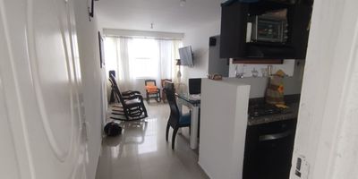 Codigo 913. APARTAMENTO UBICADO EN PISO ALTO, CON VISTA PRIVILEGIADA HACIA LA RESERVA NATURAL. ESPACIO FRESCO, ILUMINADO Y CON EXCELENTE VENTILACIÓN.EL CONJUNTO OFRECE COMPLETAS ZONAS SOCIALES: PISCINA, SALÓN SOCIAL Y PARQUE INFANTIL.GRACIAS A SU ESTRATÉGICA UBICACIÓN, SE ENCUENTRA CERCA DE SUPERMERCADOS, COLEGIOS Y OTROS SERVICIOS ESENCIALES, BRINDANDO COMODIDAD Y FACILIDAD EN EL DIA A DIA.