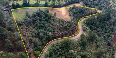 Se Vende Lote en el alto de las Palmas, cerca al colegio Vermont y Theodoro Hertzl a 20 minutos de Medellín por la doble calzada de las Palmas hacia el  Retiro. El Lote de 5.016 metros cuenta con una maravillosa vista al estar en la parte alta de la urbanización, con un índice de ocupación del 20% , con permiso para 2 viviendas, una principal y otra adicional  La Parcelación cuenta con Portería 24 , vigilancia  y  vías pavimentadas. Zona con una gran Proyección al estar cerca de la doble Calzada del Tablazo a la Variante al Aeropuerto, a 15 minutos del Retiro y 25 minutos del aeropuerto José Maria Córdoba.
