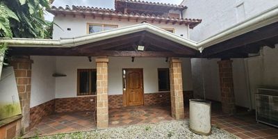 CASA CAMPESTRE DE 3 NIVELES EN VENTA EN EL CARMEN DE VIBORAL (SECTOR CAMPO ALEGRE). CERCA AL CASCO URBANO.
$700.000.000. NEGOCIABLES!!!.
 Escrituras al  
Area: 350 mts² (casa 250 mts²).
️️ 5 habitaciones con clóset.
️4 años
️️3 Sala en los 3 niveles
️cocina integral.
 ️patio gigante 
️zona de ropas amplia.
garaje cubierto y parqueadero para 5 vehículos.
Más info ☎️ 301 5420632