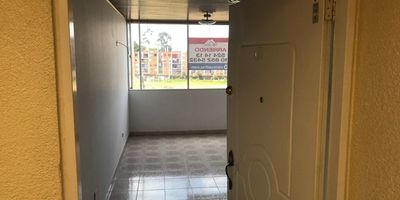 Apartamento ubicado en 5to piso sin ascensor, iluminado con vista exterior, sala comedor, cocina integral a gas con zona de lavanderia, tres alcobas amplias, un baño, parqueadero descubierto. VALOR INCLUYE ADMINISTRACION Y PARQEUADERO. ESTRATO 3. ARRIENDA RAPIDO FACIL Y SEGURO CON ESTUDIO DIGITAL NO SE REQUIERE DOCUMENTOS. 