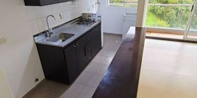 Apartamento en Arriendo en el Sector de envigado. Este apartamento de aproximadamente 65 metros cuadrados ofrece un diseño cómodo y funcional. Cuenta con 3 alcobas, 2 baños, sala comedor iluminada, cocina integral moderna, zona de ropas independiente, balcón con vista agradable, 3 closets y Además, dispone de parqueadero privado doble. Se encuentra ubicado en una unidad cerrada que ofrece portería 24 horas, zonas verdes, piscina salón comunal, gimnasios, parque infantil, ascensor y shut de basuras. Su ubicación estratégica permite fácil acceso a rutas de buses integradas al metro, vías principales, cerca a supermercados, centros comerciales y otros servicios esenciales.

