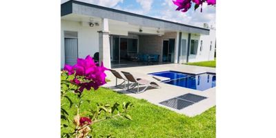 Cod. 966FR1880 La oportunidad para vivir o de inversión que estabas esperando en Condina! ?✨

Imagina vivir rodeado de naturaleza, en una de las zonas de mayor valorización de Pereira, y en una propiedad campestre que combina comodidad, exclusividad y un estilo de vida incomparable.

Esta casa esquinera en Condina es perfecta para quienes buscan privacidad, amplitud y un entorno privilegiado… además, es una oportunidad de negocio única gracias a que cuenta con el m2 mas competitivo del sector.

? Área lote: 970 m²
? Área construida: 350 m²

Distribución ideal para rentabilidad y confort:


 
 5 habitaciones, todas con baño privado
 
 
 Habitación principal con walk-in closet
 
 
 3 habitaciones adicionales con closet
 
 
 Amplia sala comedor
 
 
 Cocina integral en granito
 
 
 Piscina privada ?
 
 
 Cuarto útil
 
 
 Cancha de minifútbol ⚽
 
 
 Parqueadero para 3 carros
 
 
 Seguridad y entorno residencial de alta proyección
 
 
 Casa esquinera con excelente iluminación y circulación de aire
 


Esta propiedad no solo es un hogar… es un activo que genera valor, ideal para quienes buscan invertir de manera inteligente en un sector que sigue creciendo y atrayendo turismo, familias y compradores de alto perfil.

✨ Haz tuya esta joya campestre y aprovecha una inversión que seguirá aumentando su valor con el tiempo.
