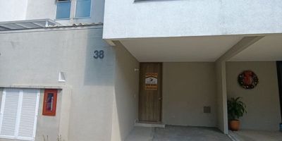 En un exclusivo condominio moderno, se encuentra esta hermosa casa de 3 habitaciones y 3 baños. Al entrar te recibirá la sala-comedor con iluminación natural. La cocina integral en forma de L cuenta con gas natural y zona de ropas. Además, disfrutarás del aire acondicionado minisplit. El piso en cerámica brinda un toque de elegancia, mientras que el garaje independiente y la bahía exterior de parqueo ofrecen comodidad. El condominio cuenta con amenidades como piscina, gimnasio, canchas deportivas, zonas verdes y vigilancia privada las 24 horas. Esta casa para estrenar es ideal para quienes buscan vivir en un entorno residencial tranquilo, con acceso a supermercados, parques y transporte público cercano. ¡No pierdas la oportunidad de hacer de esta casa tu nuevo hogar! ¡Para mayor información contactar al asesor Milton Galindo al 3113432029!