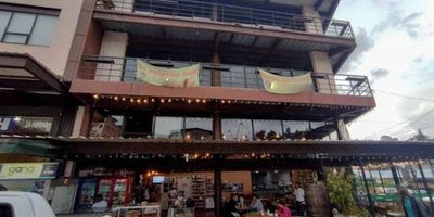 Excelente local en 2do piso, ubicado a borde de la autopista Med-Bog con una perfecta ubicación esquinera y gran vitrina, cerca de panaderías, restaurantes, hoteles, estación de servicio Texaco, flota de transporte, etc.. El local cuenta con 180mt2 aprox, cuentan con 2 baños y cocina con piepeta de gas, perfecto para restaurante con vista panorámica del sector, energía 110220v. Perfecto para restaurante, oficinas, servicios y comercio. Canon $4.000.000