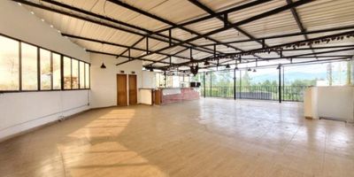 Excelente Local disponible para arriendo en  Rionegro, cuenta con un área de 130mts, cuenta con cocineta sencilla, 2 baños. Lugar seguro y tranquilo.