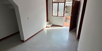SE ARRIENDA CASA EN GIRÓN

Características:

2 habitaciones

1 baño

Sala – comedor

Cocina tradicional

Zona de ropas y patio

Canon de arriendo: $700.000