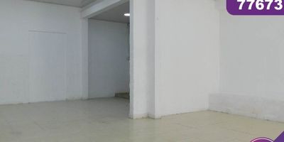 Local en arriendo en la ciudad de Barranquilla ubicado en el barrio Boston, cuenta con un área aproximada de 250 m2 se encuentra ubicado en un sector tradicional en un punto estratégico de la ciudad, tiene puerta tipo estera de vidrio, lobby, cielo raso, y tiene 5 salones su entorno es tranquilo, con cómodas vías de acceso y facilidad al transporte público cercano, sobre el sector puede encontrar, parques, colegios, iglesia, droguerías cercanas y centro comercial.