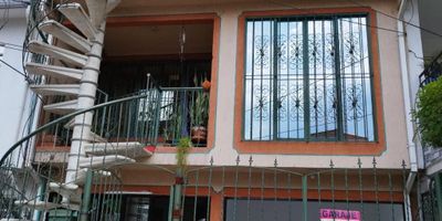 SE ALQUILA casa en el  1 piso, con un área de 100 mts,  barrio nueva floresta, consta sala amplia, 4 habitaciones,  un baño, cocina amplia con sus gabinetes superiores e inferiores, estudio, patio, parqueadero  para moto. fácil trasporte publico,  cerca panaderías, ferretería.