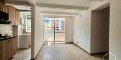 Se arrienda apartamento en Unidad Puerto Alegre – Bello, piso 17 de 65m² distribuidos en: sala comedor, cocina integral, zona de ropas, balcón, dos baños y tres habitaciones con closet. Estrato 4. Con parqueadero cubierto privado.

El inmueble destaca por su gran espacio, comodidad y buena iluminación. Está ubicado en un sector amigable, cerca a cerca a Reserva Natural Piamonte, Autopista Norte, Centro Comercial Parque Fabricato, entre otros establecimientos comerciales..

Este apartamento en la unidad Puerto alegre en Bello se arrienda por un canon de $1.650.000.