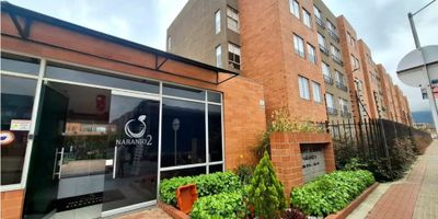 Código: 966FR1943 Descubre este amplio apartamento de 56 m², con una excelente ubicación y un entorno natural privilegiado. Cuenta con una acogedora sala-comedor, cocina abierta tipo americano, dos habitaciones con clóset, la habitación principal con baño privado, baño auxiliar de habitaciones, y una zona de lavandería independiente.

Ubicado en conjunto cerrado con salón social, zona infantil, parqueadero comunal y de visitantes, ideal para disfrutar momentos en familia y con amigos. Rodeado de parques y senderos verdes peatonales convierte este lugar en un espacio tranquilo y armonioso además de su cercanía y conectividad a vías principales que permiten acceder  a todos los servicios que necesitas a pocos minutos. ¡Vive en la tranquilidad de Chía en un lugar pensado para ti y tu familia, perfecto para quienes buscan comodidad, seguridad y calidad de vida!
