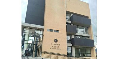 Código: 966FR1962 Ubicado sobre la vía principal de Cajicá a Chía en el exclusivo sector denominado "la milla de Oro", este moderno y acogedor apartamento destaca por su excelente distribución...Es la oportunidad perfecta para ti, consta de: Sala-Comedor y cocina integral abierta con barra estilo amerincano - zona de ropas independiente - Dos habitaciones, cada una con baño completo y clóset. Además de depósito y parqueadero privado.

También, podrás disfrutar de zonas sociales diseñadas para tu bienestar y entretenimiento cómo: salón social, terraza panorámica con vista 360 grados y zona de BBQ, gimnasio, coworking y cine room.

Un espacio pensado para vivir con comodidad y estilo en una ubicación estratégica y privilegiada rodeado de tus sitios de interés comercial, de salud, educativos y recreativos. 
