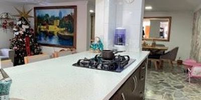 se arrienda apartamento hermoso, primer piso en unidad cerrada cerca al estadio, cuenta con 3 alcobas amplias especialmente la principal con closet, 2 baños cabinados, 2 salas , comedor, cocina integral amplia con mesón en cuarzo, piso en mármol, apartamento con excelente iluminación  y varias ventanas, cuenta con parqueadero cubierto propio y de visitantes, unidad residencial con parques y buena zona verde mas cancha de fútbol, portería 24 horas, el apartamento es muy central cerca al centro, laureles, san juan, estadio 