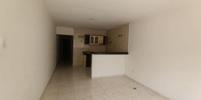 Apartamento en primer piso, ubicado al norte de la ciudad, con 55 M², consta de sala-comedor, 2 alcobas, una de ellas con closet, un baño, cocina semi integral a gas, zona de ropas con instalación de lavadora.