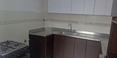 Se arrienda apartamento en el sector de Belén parque amplio cómodo cerca a excelentes rutas de transporte publico, supermercados, colegios, centros comerciales.

COMODIDADES: Salón comedor, 3 Habitaciones 3 closet, Cocina integral, Red de gas, Zona de ropas, patio, 2 Baños, Piso en baldosa, aproximadamente 80 metros.