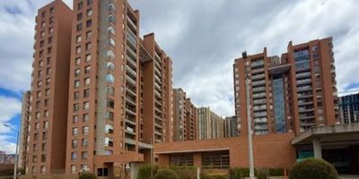ofrecemos  para venta apto amplio , grande , en una de las zonas mas acogedoras del norte de Bogotá barrio Gilmar amplio acogedor con una excelente vista , sol directo desde la mañana piso 17. antigüedad de 18 años en excelentes condiciones bien cuidado, el inmueble consta de 3 alcobas c/u con Baño , 2 con Vestier y una con closet , área de 172m2 -sala comedor con balcón y chimenea a gas, estudio, o estar de tv con excelente iluminación baño social, cocina amplia, zona de lavandería independiente , cuarto de servicio con baño , bodega interna ,2 parqueaderos, 
zonas comunes como piscina, turco, jacuzzi ,Gimnasio ,salón comunal parques infantiles , canchas múltiples , canchas de squash y zonas verdes. 

Cercano ala Av. Boyacá, a sus alrededores encontramos transporte publico, centro comercial parque colina , parques  , centros médicos e Iglesias.