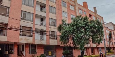 Arrendamos apartamento de 48 m² en El Batán, uno de los sectores más apetecidos del norte de Bogotá por su tranquilidad, seguridad y excelente movilidad. Este inmueble ofrece una distribución cómoda y moderna. Cuenta con 1 alcoba amplia, sala comedor con excelente iluminación natural y chimenea, cocina integral, baño moderno, garaje doble en linea y depósito. El edificio dispone de ascensor, vigilancia 24 horas y administración organizada. El Batán es un barrio residencial muy valorado por su ambiente tranquilo y su cercanía a puntos clave de la ciudad: a una cuadra de la autopista norte y a dos cuadras de la calle 127 , fácil conexión con transporte público y TransMilenio, cercanía a centros comerciales como Unicentro y Bulevar Niza, así como supermercados, parques, restaurantes y zonas de servicios.  Un apartamento completo, bien ubicado y con todas las comodidades para vivir con tranquilidad y excelente calidad de vida. ¡Una gran oportunidad para arrendar en una de las mejores zonas