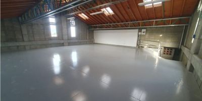 Bodega comercial de 89 m², ideal para tu negocio. Cuenta con 1 Salon y 1 baño.

Cualquier información, contactarse al 311 371 55 11 – Edison Galvis

INTERMOBILIARIA POBLADO S.A.S.
