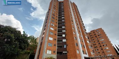 Apartamento en arriendo de 125 metros cuadrados de área total aproximada. Que goza de buena iluminación natural y vista a la ciudad, ya que cuenta con dos balcones,  muy bien distribuido, con citofonía virtual. Cuenta con dos parqueaderos cubiertos sencillo, cuarto útil, ubicado en urbanización bien ubicada, con ascensor. La unidad está provista de: portería 24 horas, piscina para niños y otra para adultos, sauna, turco, solárium, juegos infantiles, salón social, gimnasio,, con cercanía al centro infantil los Ositos, Al Vermont School, al colegio la Enseñanza,  a supermercados como la vaquita, pricesmart, al centro comercial Santa Fe y mall Zona dos,  por quedar cerca a los Balsos, cuenta con buen transporte publico y rutas integradas del metro.