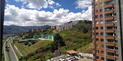 Se arrienda apartamento en unidad cerrada sector de robledo parte alta, área de 49 metros cuenta con 3 habitaciones, dos closet, sala comedor , un baño cabinado, cocina integral con red de gas , piso en ceramica, balcón con ventanal PARQUEADERO COMUN. ( DISPONIBLE APARTIR DEL 1 DE DICIEMBRE)

Zona residencial y campestre de robledo, zonas verdes, cancha, salón social, portería 24 horas, zona de bbq, cerca al metro cable de la aurora, fácil acceso de transporte y rutas integrada.

INF 3204662542.
