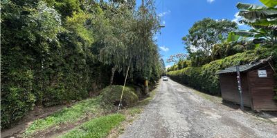 ? ¡Construye el hogar de tus sueños Vereda Quirama! ?

? Lote en Venta – Parcelación Lagos del Chamizo 2
✨ Área total: 3200m²
?️ Explanación: 1500m²

? Unidad cerrada con:


 ✅ Vigilancia 24/7
 ? Vías con rieles 
 ⚡ Redes subterráneas
 ? Zonas comunes con deck y lagos
 ? Senderos ecológicos y bosque nativo
 ? Espectaculares variedad de aves y fauna


? Estado legal: Propiedad libre para escrituración, coexión lista para servicios públicos

? Estrato: 5
? Administración: $450.000

? Precio de venta: $1.200.000.000 negociables

? ¡Un lugar tranquilo, rodeado de naturaleza y con todas las comodidades que buscas!

? Contáctanos para más información y agenda tu visita.
