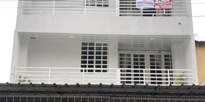 Hermoso apto en villa del sur, 3 piso con excelentes acabados, buena ubicacion y facil acceso a transporte, consta de sala comedor, balcón, cocina, zona de oficios con su lavadero, 3 habitaciones, 2 baños y parqueadero cobierto.