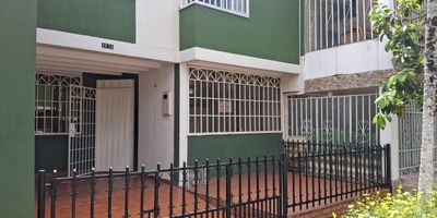 En arriendo una casa amplia y bien iluminada en la Urb. Villas de San Francisco, un sector tranquilo y familiar de Floridablanca donde se vive sabroso. Esta vivienda de 112 m² ofrece espacios cómodos, cuatro habitaciones, tres baños y una distribución que se siente práctica para el día a día. Es una casa fresca, con ambiente agradable y ubicada en una zona residencial organizada, cerca de rutas, comercios y todo lo necesario para estar a la mano sin perder la calma del barrio. Ideal para quienes buscan comodidad, buena ubicación y un lugar donde la familia pueda estar a gusto.