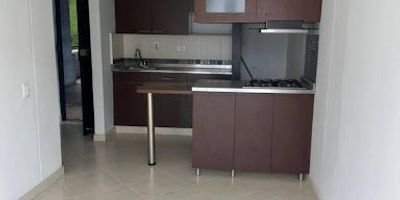 Apartamento en Arriendo en el Sector de Medellín. loma del indio, Este apartamento de aproximadamente 65 metros cuadrados ofrece un diseño cómodo y funcional. Cuenta con 3 alcobas, 2 baños, sala comedor iluminada, cocina integral moderna, zona de ropas independiente, balcón con vista agradable, 3 closets y Además, dispone de parqueadero privado doble. Se encuentra ubicado en una unidad cerrada que ofrece portería 24 horas, zonas verdes, piscina salón comunal, parque infantil, ascensor y shut de basuras. Su ubicación estratégica permite fácil acceso a rutas de buses integradas al metro, vías principales, cerca a supermercados, centros comerciales y otros servicios esenciales.