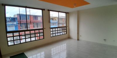 Hermoso apartamento de 3 alcobas, con baño privado en la alcoba principal y baño auxiliar que funciona como social y para las demás habitaciones. Cuenta con estudio, sala y comedor en un mismo ambiente, cocina con gas natural, duchas eléctricas y pisos en cerámica. Disfruta de vista exterior y buena iluminación natural. No cuenta con garaje. Ubicado cerca de parque, zonas comerciales y vías principales, en un sector de fácil acceso y gran comodidad.