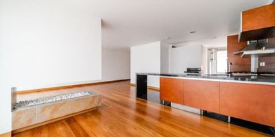 Espectacular apartamento en arriendo en Chico Reservado

Ubicado en el exclusivo sector de Chico Reservado, este apartamento ofrece una combinación perfecta de amplitud, modernidad y confort. Con excelentes vías de acceso por la Carrera 7 y Carrera 11, su ubicación es inmejorable.

El apartamento cuenta con:

Sala-comedor con chimenea y pisos en madera natural.
Amplio balcón con vista exterior, ideal para disfrutar del aire libre.
Cocina integral moderna y funcional.
Zona de ropas independiente.
3 habitaciones, la principal con un vestier amplio y baño privado de acabados de lujo.
3 baños en total.
Cuarto y baño de servicio para mayor comodidad.
El edificio ofrece:

Parqueadero de visitantes.
Circuito cerrado de TV para tu seguridad.
Planta eléctrica para tu tranquilidad.
Salón comunal y gimnasio.
El apartamento incluye 2 parqueaderos y tiene un área construida de 145 m².