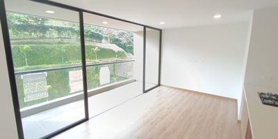 Arriendo hermoso Apartamento sector Trianon  Municipio de Envigado cuenta con 
3 alcobas, 2 closet, 1 Vestier, 2 baños, sala comedor, cocina integral, red de gas, calentador, terraza, zona de ropas, balcón, piso laminado, estrato 4, área 83 metros, la unidad cuenta con parqueadero de visitantes, ascensor, portería, shut basuras, salón social, juegos infantiles, gimnasio, piscina, turco, zonas verdes
 Código 23248 
 Reserva tu cita te esperamos
