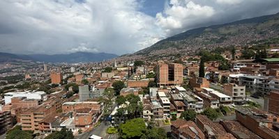 Apartamento en Arriendo  Prado Centro

Vive en un lugar estrategico, comodo y lleno de luz! Este apartamento en el piso 18 te ofrece una excelente distribucion y un ambiente ideal para disfrutar cada dia.
Cuenta con 2 habitaciones, 2 closets, 1 bano, sala-comedor, cocina integral y zona de ropas. Ademas, el edificio cuenta con ascensor para tu comodidad.

Su ubicacion es insuperable: a pocos pasos de la estacion del Metro Prado, cerca de supermercados, restaurantes, colegios y con acceso inmediato a importantes vias principales.

Una oportunidad perfecta para quienes buscan comodidad, movilidad y una excelente calidad de vida en el corazon de la ciudad!