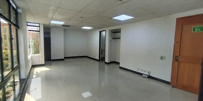 Oficina en Arriendo  Castropol, El Poblado

Impulsa tu negocio en una ubicacion estrategica y de alto impacto comercial. Esta oficina ofrece un ambiente profesional con excelente distribucion, compuesta por dos salones funcionales, closet de lino, aire acondicionado, cocineta, 3 banos, piso en porcelanato, 1 parqueadero exclusivo, cuarto util y ascensor. Ademas, la administracion ofrece parqueadero de visitantes y porteria 24 horas.

Disfruta de espacios iluminados, ventilados y disenados para potenciar la productividad, en un entorno moderno y comodo.

Esta oficina se encuentra en una zona con gran flujo empresarial, con facil acceso a vias principales como la Avenida El Poblado, y cerca de puntos clave como el Parque del Poblado, centros comerciales, bancos, supermercados y una variada oferta gastronomica.

Una oportunidad ideal para establecer o expandir tu empresa en uno de los sectores mas dinamicos de Medellin!

