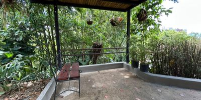 Casa campestre para arriendo en el sector de Sabaneta. Vive en un entorno exclusivo, rodeado de naturaleza. Esta casa campestre ofrece espacios amplios, luminosos y cuidadosamente disenados para brindar confort, privacidad y elegancia en cada rincon. Esta propiedad ofrece 3 habitaciones, 2 banos, 1 patios, 3 closets, 1 sala comedor, cocina integral, 1 patio y 1 parqueadero. Ubicada en las lomitas, con acceso rapido a transporte y al centro comercial aves Maria
