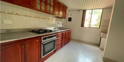 Unidad cerrada con muy buenos espacios en zona verde, piscina zona social gimnasio kiosco, esa es una ubicación estratégica para usted y su familia. Vamos a encontrar un apartamento de tercer nivel con escalas descansadas, no cuenta con ascensor al ingresar tiene sala comedor, amplia para muebles, amplios un estudio cocina con buenos espacios en su alacenas, zona de ropas, habitación de servicio con baño, tenemos otras tres habitaciones todas con su respectivo Closet la principal con baño privado y otro baño social, parqueadero. 