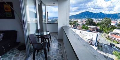 ¡Apartamento en alquiler en Los Álamos, Pereira!
Ubicado en edificio con portería y vigilancia 24/7, juegos infantiles y salón social, este inmueble ofrece comodidad, seguridad y bienestar en un sector altamente valorizado.

Situado en un octavo piso, disfrutarás de una vista espectacular desde su amplio balcón mirador, ideal para relajarte o compartir en familia. El apartamento cuenta con una sala comedor espaciosa, integrada de manera armoniosa con la cocina integral abierta, creando un ambiente moderno y funcional.

Dispone además de biblioteca o área de estudio, perfecta para trabajo en casa o como espacio de lectura. Son 3 habitaciones con clóset, siendo la principal tipo alcoba privada con baño.

Incluye zona de ropas independiente y cuarto útil, brindando mayor organización y comodidad.

Este apartamento es la opción ideal si buscas un lugar confortable, bien ubicado y con excelentes zonas comunes.
