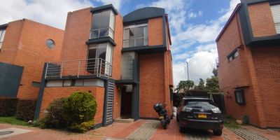 ¡Bienvenidos a su nuevo hogar! Esta moderna casa de 200 m²  se encuentra ubicada en Iberia, con amplios espacios e iluminación natural donde podrán apreciar los atardeceres de la ciudad. El espacio se distribuye de la siguiente manera: Sala  y comedor con chimenea, cocina integral, baño social, cuarto y baño de servicio, zona de lavandería,  jardín, segundo nivel dos alcobas con closet, una con Balcón, baño compartido, salón de estar,  3 piso  alcoba principal con Vestier y baño privado ideales para descansar y disfrutar de la tranquilidad. Un estudio con biblioteca también se puede utilizar como oficina o espacio de lectura. Además, cuenta con tres parqueaderos descubiertos, lo que añade comodidad en tu día a día. Cerca a universidades, colegios y centros comerciales como San  Rafael y Colina . Esta casa combina comodidad, vistas espectaculares y un ambiente acogedor. ¡No te pierdas la oportunidad de visitarla! Cod: 5302