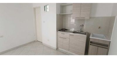 ¿Buscas un espacio práctico, moderno y estratégicamente ubicado en el Centro de Medellín? Este inmueble en arriendo es una excelente alternativa para quienes desean vivir en una zona con alta movilidad, múltiples servicios cercanos y una ubicación ideal para estudiar, trabajar o iniciar un proyecto personal.Con 20 m², este apartamento tipo estudio ofrece una distribución funcional pensada para quienes priorizan simplicidad y eficiencia. Cuenta con un baño completo y una cocina integral en excelente estado, perfecta para quienes buscan un espacio compacto pero cómodo para su día a día. Además, incluye zona de ropas, un plus importante en inmuebles de este tamaño, que permite mantener el orden y maximizar el uso de cada metro cuadrado.El piso en cerámica facilita la limpieza y aporta frescura al ambiente, mientras que la red de gas garantiza un consumo más eficiente y económico. Aunque no cuenta con habitación independiente ni clósets, su diseño abierto permite adaptarlo fácilmente a las necesidades de cada persona, creando ambientes personalizados y acogedores.Este inmueble no dispone de terraza, portería, ascensor, parqueadero ni cuarto útil, lo que contribuye a una administración más sencilla y costos mensuales más bajos. Su estrato 4 es ideal para quienes buscan un equilibrio entre comodidad, seguridad y cercanía a los principales puntos de interés del sector.Su ubicación es uno de sus mayores atractivos: está cerca al Cristo Salvador, las Torres de Bomboná y el Parque de los Bomberos, tres puntos emblemáticos del centro-oriente de Medellín. Esto te permite acceder rápidamente a transporte público, comercio variado, instituciones educativas, zonas administrativas y espacios culturales.Un lugar perfecto para quienes desean vivir en el corazón de la ciudad, con fácil acceso a todo y una distribución pensada para aprovechar al máximo cada espacio.Código del inmueble: (L4317)