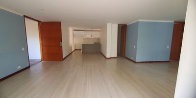 Apartamento con muy buena ubicacion, iluminado, amplios espacios.