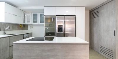 Para mayor información escribanos vía WhatsApp y uno de nuestros agentes inmobiliarios te atenderá.
Descubre la elegancia y el confort en este espectacular dúplex ubicado en la milla de oro, la mejor zona del Poblado.
Con una extensión de 120 metros cuadrados, esta propiedad ha sido completamente remodelada para ofrecer un estilo de vida contemporáneo y sofisticado.
Cuanta con tres amplias habitaciones, la habitación principal cuenta con baño turco especioso y confortable, para recuperarse de los grandes esfuerzos.
cuenta también con sala de televisión, esta residencia ofrece un ambiente acogedor y privado para toda la familia.
Además, cuenta con dos parqueaderos y un cuarto útil para brindar comodidad adicional a sus residentes.
Disfruta de las extraordinarias comodidades que ofrece el condominio, que incluyen una piscina para refrescarte en los días soleados, áreas de juegos para niños, una cancha para practicar deportes y un salón social para eventos y reuniones. buena ubicacion