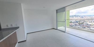 Oportunidad de Estrenar tu apartamento soñado en Dosquebradas Ubicado en piso alto, este moderno apartamento de 88 m destaca por sus amplios espacios y una vista espectacular hacia el aeropuerto y la ciudad de Pereira. Cuenta con habitaciones amplias, siendo la principal un verdadero refugio gracias a su Vestier y un baño privado de lujo con dos lavamanos. La cocina es abierta e iluminada, ideal para disfrutar en familia, y la zona de lavandería independiente aporta comodidad y organización. El balcón generoso permite vivir momentos únicos contemplando el paisaje. Incluye dos parqueaderos cubiertos, ubicados de manera independiente, y un depósito exclusivo, un valor agregado que pocos apartamentos ofrecen. Zonas sociales, piscina, gimnasio, parque infantil, salón de niños. Su precio de venta es una verdadera oportunidad de inversión, perfecto para quienes buscan confort, valorización y calidad de vida desde el primer día. MARCELA BOJACA