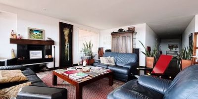 ROSALES-Sofisticado apto de 253mc con inigualable vista, pisos en madera maciza, 3 terrazas. Cuenta con amplia sala comedor, chimenea, luz natural y baño social. Cómoda cocina cerrada con buen almacenamiento, zona de lavandería y cbs. Zona de habitaciones con salón de tv central, alcoba auxiliar con baño privado, habitación auxiliar con terraza y la principal con terraza adicional walk in closet y sofisticado baño. 2 parqueaderos y deposito completan este bien. Edificio con gym y vigilancia 24-7