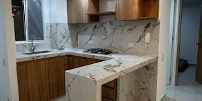 GLOBAL JURIDICA INMOBILIRIA  arrienda apartamento en la vía Candelaria, ubicado en el conjunto residencial Llanuras del Poblado Campestre. El inmueble cuenta con sala, cocina, zona de lavados, baño, balcón y dos habitaciones con closet . La unidad ofrece excelentes zonas comunes como piscina, zona BBQ, juegos para niños, juegos bio  saludables y salón social, lo que brinda un entorno tranquilo, seguro y con todas las comodidades para vivir confortablemente.1067-2116