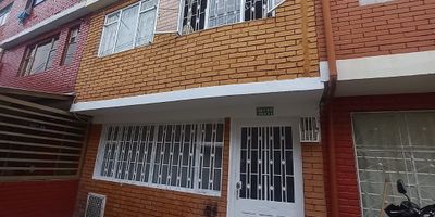 Oportunidad de Venta – Casa de 3 Niveles en Excelente Ubicación
Descubre esta acogedora casa de tres niveles, ideal para familias que buscan comodidad, espacios bien distribuidos y una ubicación estratégica:
Primer nivel: Amplia sala-comedor con excelente iluminación Cocina  funcional Baño social Segundo nivel:
2 habitaciones confortables1 baño completo Tercer nivel1 habitación adicional con opción de baño, perfecta como habitación principal, estudio u oficina
?? Ubicación privilegiada :La propiedad se encuentra cerca de vías principales como la Avenida 68 y la Carrera 50, lo que facilita la movilidad y acceso a transporte, comercio ,colegios y servicios.
Ideal para quienes buscan una vivienda con proyección, en una zona de alta valorización. Cod: 5237