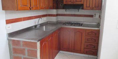 Apartamento piso 3 de 60 m2, 2 alcobas , 1 closet, 1 baño cabinado, cocina integral, red de gas, salón comedor, instalación de lavadora, zona de ropas, balcón, piso en cerámica, estrato 3