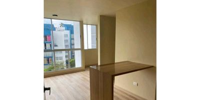 Apartamento para estrenar – Conjunto Alcázares, sector El Viajero – Pereira

Se vende apartamento para estrenar en el conjunto Alcázares, ubicado en el sector El Viajero, una zona estratégica cerca del aeropuerto, Unicentro y la estación del Megabús.

El apartamento cuenta con:


 2 habitaciones con clóset
 2 baños completos con divisiones en vidrio templado
 Estudio con escritorio y estantes
 Zona de lavandería con mueble para alacena
 Acabados modernos


La unidad ofrece piscina para adultos y niños, gimnasio dotado, salón comunal, zonas verdes y parqueaderos comunales para motos y vehículos.

Nota:(Pendiente instalación de los espejos de los baños y la barra de comedor en madera para cuatro puestos.
