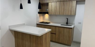 Apartamento para estrenar en el sector Niquía
Moderno inmueble de 63 m² con excelentes acabados y amplios espacios. Dispone de 3 alcobas con clóset, 2 baños, cocina integral, sala-comedor, zona de ropas, balcón y parqueadero privado.
La unidad residencial ofrece completas zonas comunes: piscina, salón social, gimnasio, canchas deportivas y parqueadero para visitantes.
Ubicado cerca del transporte público y del centro comercial Puerta del Norte, lo que garantiza comodidad, accesibilidad y una alta valorización.