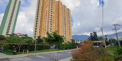 Sector El Vergel, ubicado en piso 13 con una excelente panorámica. Situado en unidad cerrada con vigilancia, ofrece completas zonas comunes: piscina, cancha de microfútbol y baloncesto, amplias zonas verdes, juegos infantiles y zona BBQ. Cuenta con parqueadero comunal y un entorno tranquilo y agradable, ideal para disfrutar en familia. Una oportunidad para vivir con buena vista, seguridad y comodidad.